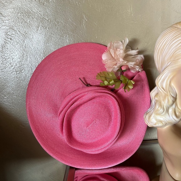 VIBRANT 1960s\' DESIGNER PINK STRAW WIDE BRIM HAT WITH WHITE FABRIC FLOWER